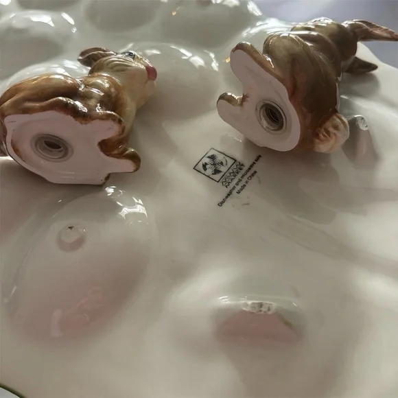 Vintage Cabbage Leaf-Shaped Egg Serving Platter with Bunny Salt & Pepper - Picture 3 of 4